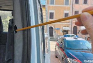 Castel Sant'Elia - Sfiorato da un freccia mentre è alla guida di un furgone