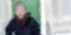 L'ex di una studentessa viterbese le irrompe in casa