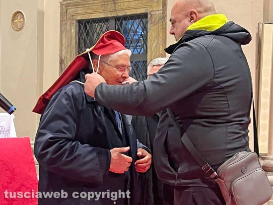 Viterbo - Il vescovo Orazio Francesco Piazza e il capo dei facchini Sandro Rossi