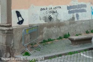 Viterbo - Scritta con svastica in via del Bottalone