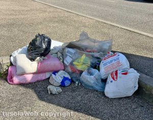 Viterbo - Immondizia in piazza Castel dell'Ovo