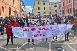 Tarquinia - La manifestazione contro la chiusura dei reparti dell'ospedale