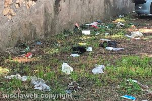 Tarquinia - Sporcizia nel parcheggio dell'ospedale