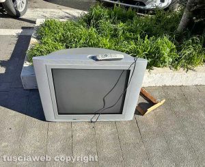 Televisore abbandonato in via Genova