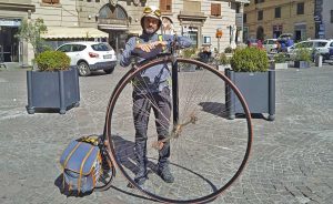 Viterbo - Massimo Zaffari in città con la sua "Penny"