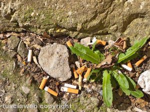 Piansano - Mozziconi di sigaretta a terra