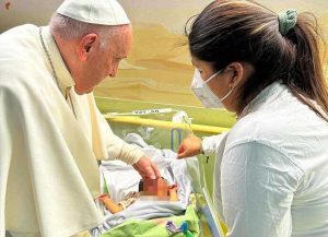 Papa Francesco in visita al reparto pediatrico di oncologia Gemelli