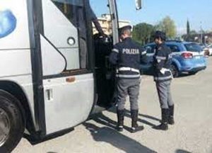 Viterbo - Controlli della stradale sui pullman delle gite