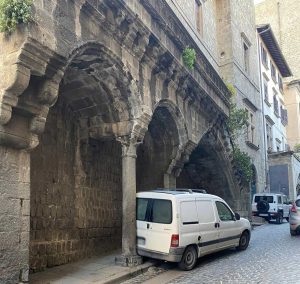 Viterbo - Il furgoncino parcheggiato sotto palazzo Mazzatosta