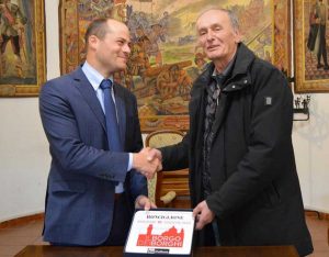 Ronciglione - La targa del “Borgo dei Borghi” consegnata a Mario Mengoni