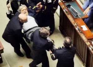 Vittorio Sgarbi portato fuori dall'aula alla Camera