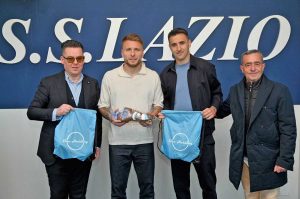 I giocatori della Ss Lazio con gli scarpini di cioccolato della Cimina Dolciaria