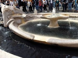 Imbrattata la fontana della Barcaccia