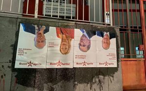 Le foto apparse a Napoli vicino ai simboli della Resistenza