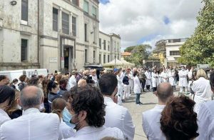 Pisa - Il raccoglimento in onore della psichiatra Barbara Capovani