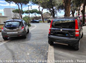 Civitavecchia - I parcheggi selvaggi in piazza Calamatta