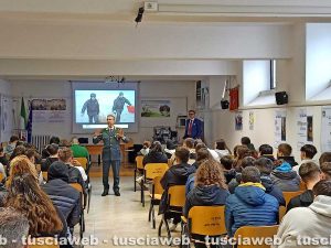 Viterbo - Guardia di finanza - Il colonnello Carlo Pasquali incontra gli studenti del P. Savi