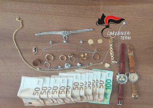 Terni - Carabinieri - Soldi e monili sottratti alla donna