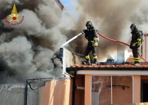 Roma - Incendio in ex falegnameria