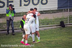 Sport - Calcio - Viterbese - L'esultanza dei gialloblù dopo il gol di Polidori