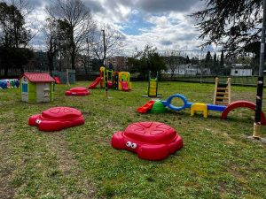 Civita Castellana - L’Associazione “Ivan Rossi” dona scivoli e castelli alla scuola “XXV Aprile”