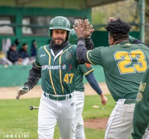 Sport - Baseball - WiPlanet - Negro festeggiato dopo il punto