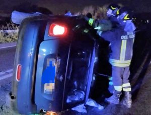 Santa Marinella - Auto si ribalta e va fuori strada