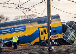 Olanda - Treno si scontra con una gru e deraglia