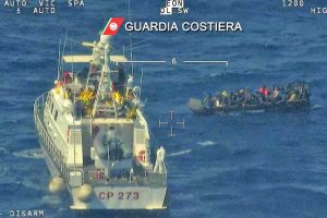 Lampedusa - L’intervento di soccorso della guardia costiera