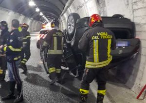 Civitavecchia - Auto si ribalta sull'A12