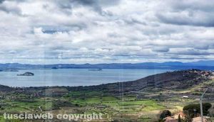 Il lago di Montefiascone visto da una finestra
