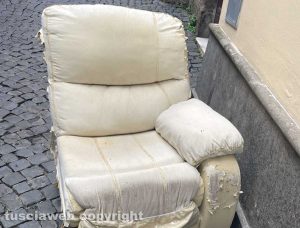 Viterbo - Ingombranti abbandonati in via Romanelli e vicolo di piazza Padella