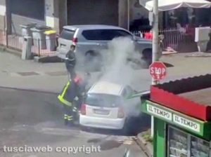Viterbo - Auto a fuoco al Murialdo