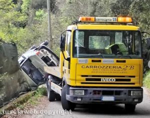 Gallese - Auto finisce in una rupe