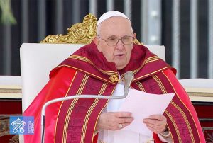 Roma - Papa Francesco in piazza San Pietro per la messa della domenica delle Palme