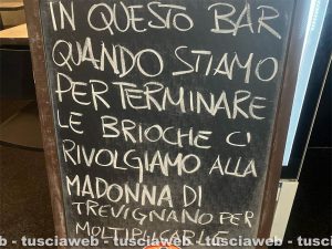 Milano - La scritta del bar '30 e lode' che ironizza sulle apparizioni di Trevignano
