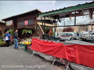 Civitavecchia - I rifiuti bruciati dopo l'incendio