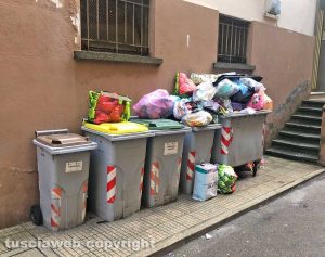 Viterbo - Immondizia in via Cesare Pinzi 9