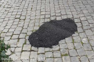 Viterbo - Una delle toppe in via del Teatro nuovo