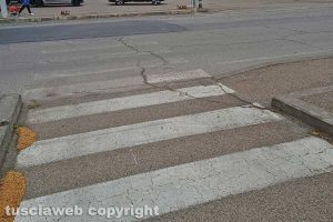 Viterbo - Le strisce pedonali in via della Palazzina