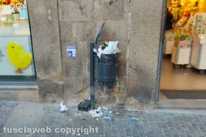 Viterbo - Immondizia lungo il Corso