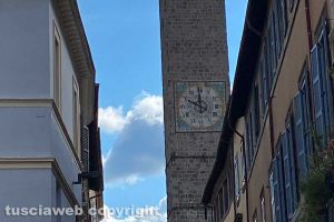 Viterbo - L'orologio della torre del comune segna l'ora giusta solo da una parte