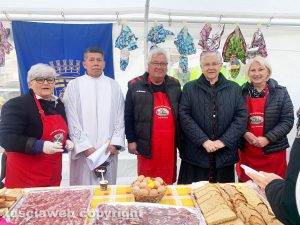Viterbo - Il vescovo Orazio Francesco Piazza, don Dante e gli organizzatori alla colazione di Pasqua a Pianoscarano