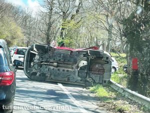 Viterbo - Auto cappotta sulla Cimina
