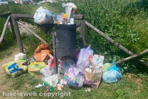 Viterbo - Cestini pieni alle Piscine Carletti