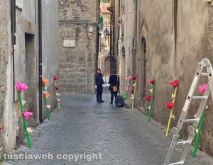 Viterbo in festa - In via Baciadonne fiori e cuori di carta