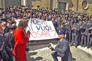 Viterbo - Giura come allievo maresciallo e si mette in ginocchio davanti alla fidanzata: “Noemi, vuoi sposarmi?”