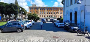 Civitavecchia - Le auto parcheggiate davanti al comune