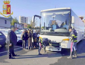 Viterbo - Uno dei controlli della polizia stradale su un pullman risultato in regola in partenza per le gite - Foto di repertorio