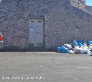 Viterbo - Discarica davanti alla sede universitaria